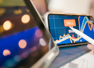 Operatore su più mercati che esamina Bitcoin, Ethereum e opzioni forex